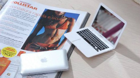 dealticker DealTicker Canada: $9 for a Mini MacBook Makeup Mirror from PickRice.com ($45.99 Value)