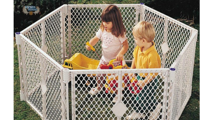 Toys R Us Canada: Superyard XT Gate Only $80