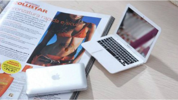 DealTicker Canada: $9 for a Mini MacBook Makeup Mirror from PickRice.com ($45.99 Value)