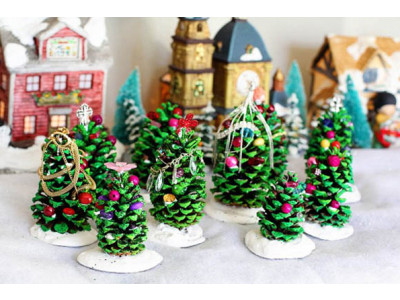 DIY Pine Cone Christmas Trees! 