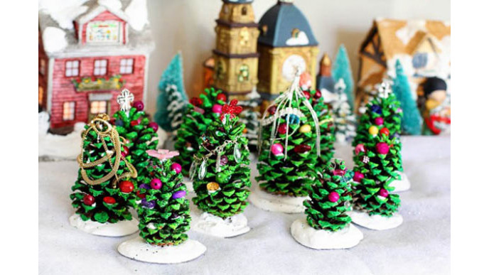 DIY Pine Cone Christmas Trees!