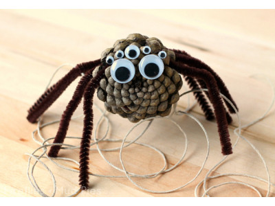 DIY: Spooky Pine Cone Spiders!
