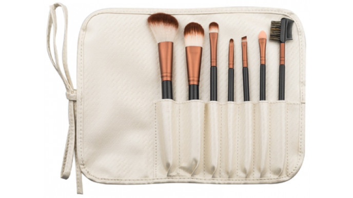 Half Price Danielle 7 Piece Makeup Brush Set For $16 @ Well.ca