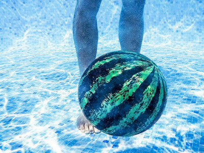 Bounce This Ball Underwater!