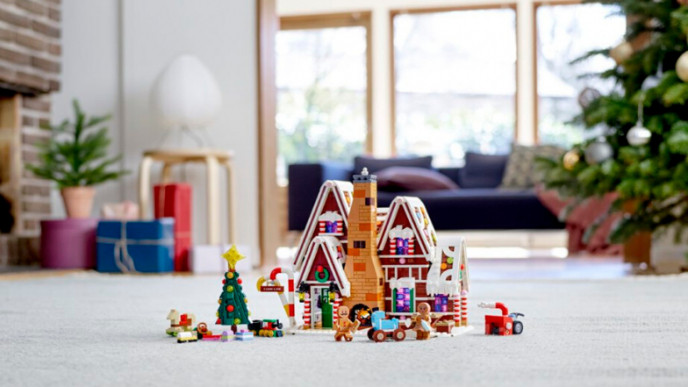 Score a FREE Mini LEGO Gingerbread House