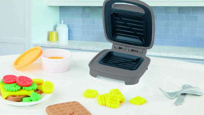 Play-Doh Kitchen Creations Cheesy Sandwich Play Food Set $8.98 @ Toys R Us