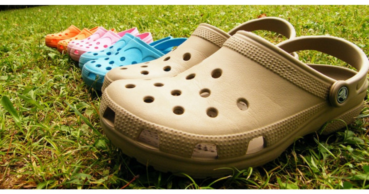 how much does a pair of crocs weigh