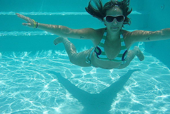 woman-underwater