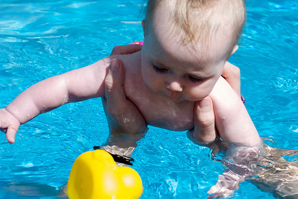 baby-swimming