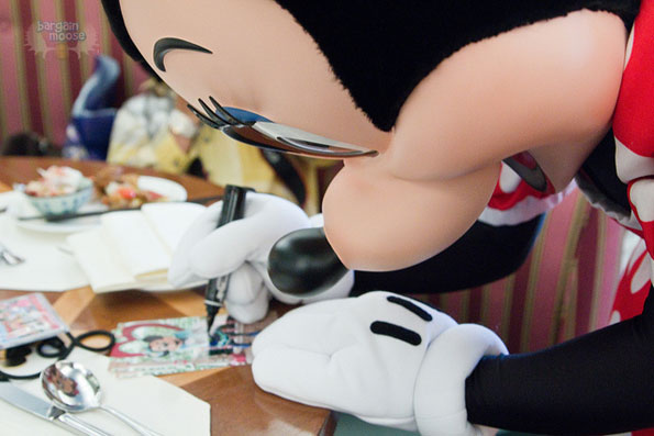 minnie-signing